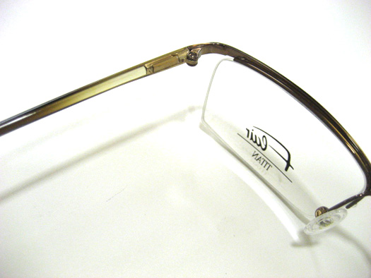 山中教授のメガネと同型のメガネ（色違い）