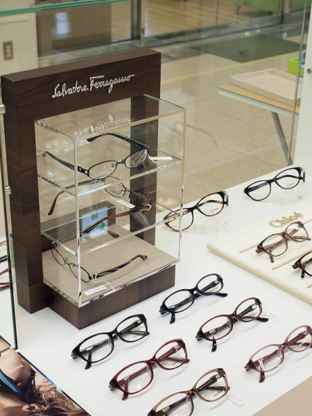 コウベの眼鏡　さんプラザコンタクトレンズ メガネ店　フェラガモのメガネ