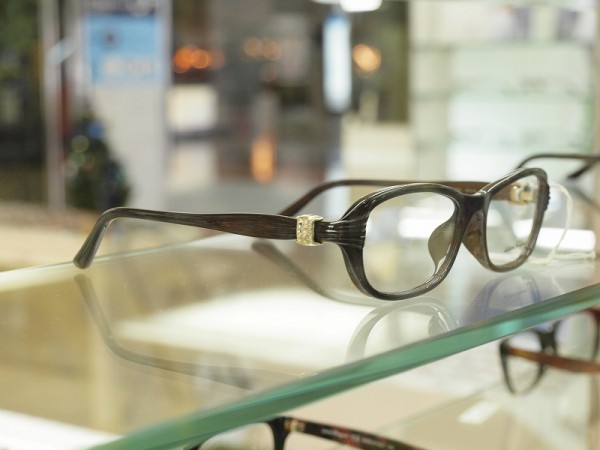神戸のめがね　さんプラザコンタクトレンズ メガネ店　フェラガモのメガネ